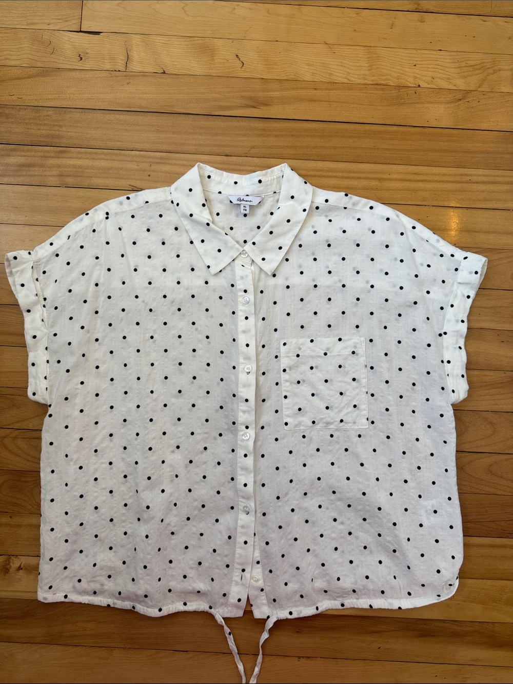 Reitmans White Short Sleeve Button-Down Shirt with Black Polka Dots